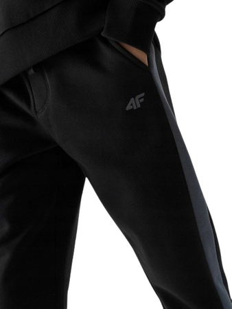Spodnie chłopięce dresowe joggery 4F 4FJWAW24TTROM759 czarne