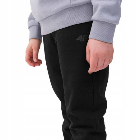 Spodnie dresowe chłopięce joggery czarny 4F JWSS24 TTROM591