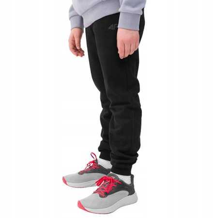 Spodnie dresowe chłopięce joggery czarny 4F JWSS24 TTROM591